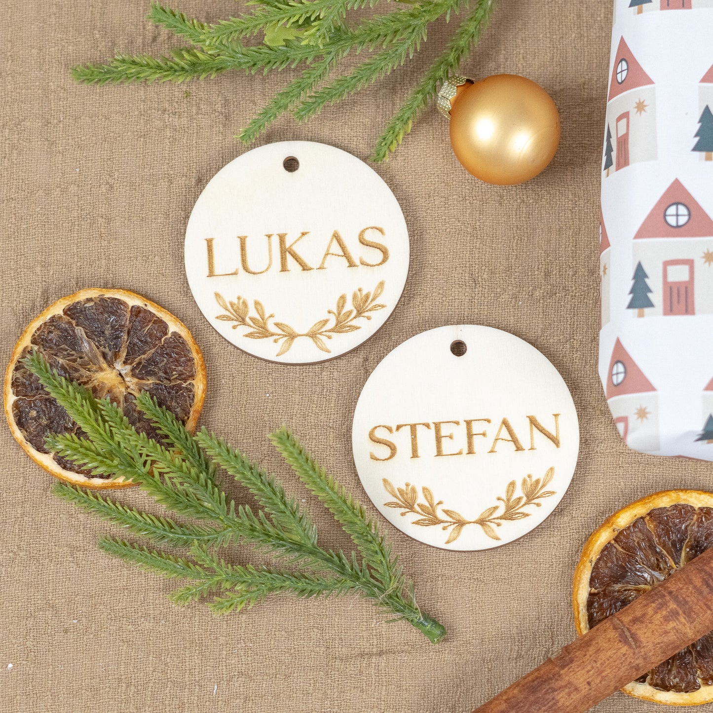 Geschenkanhänger personalisiert, rund aus Holz "Floral"