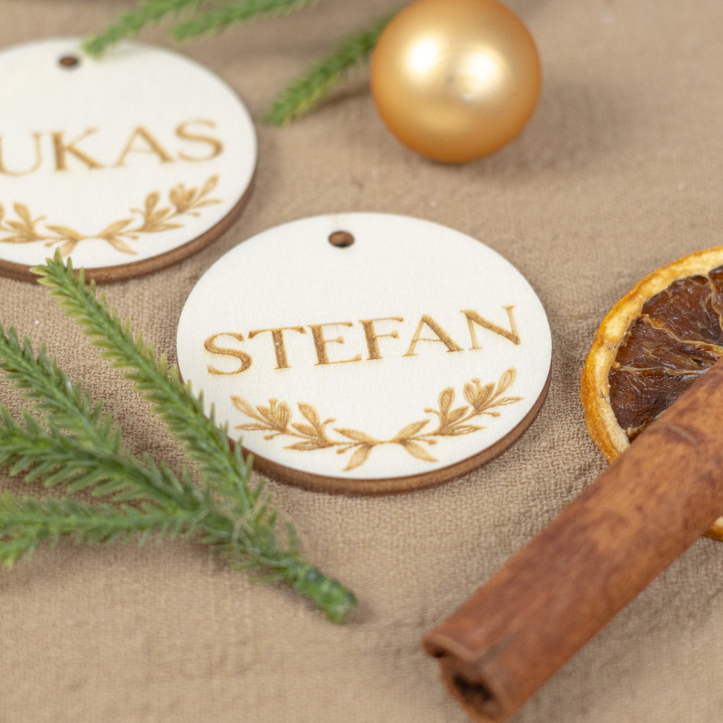 Geschenkanhänger personalisiert, rund aus Holz "Floral"