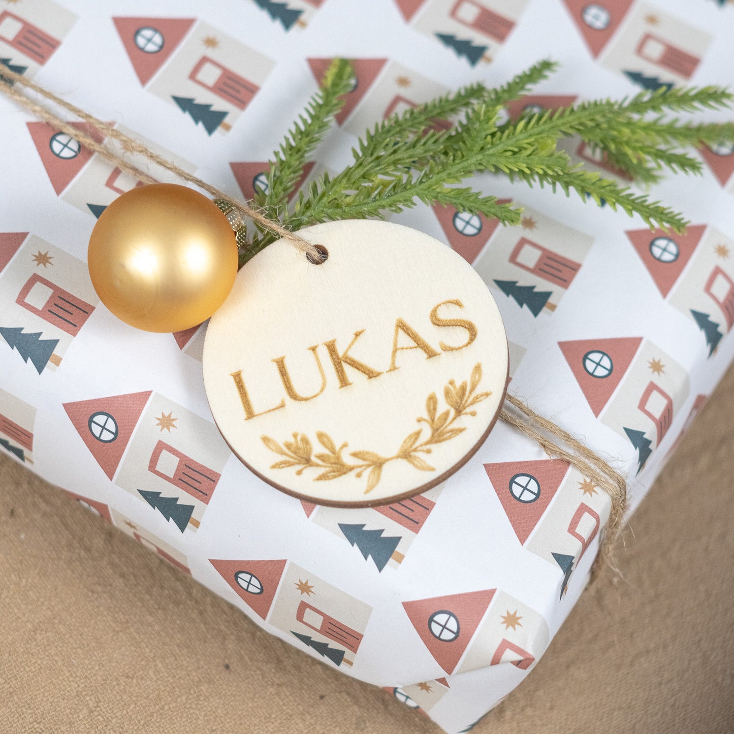 Geschenkanhänger personalisiert, rund aus Holz "Floral"