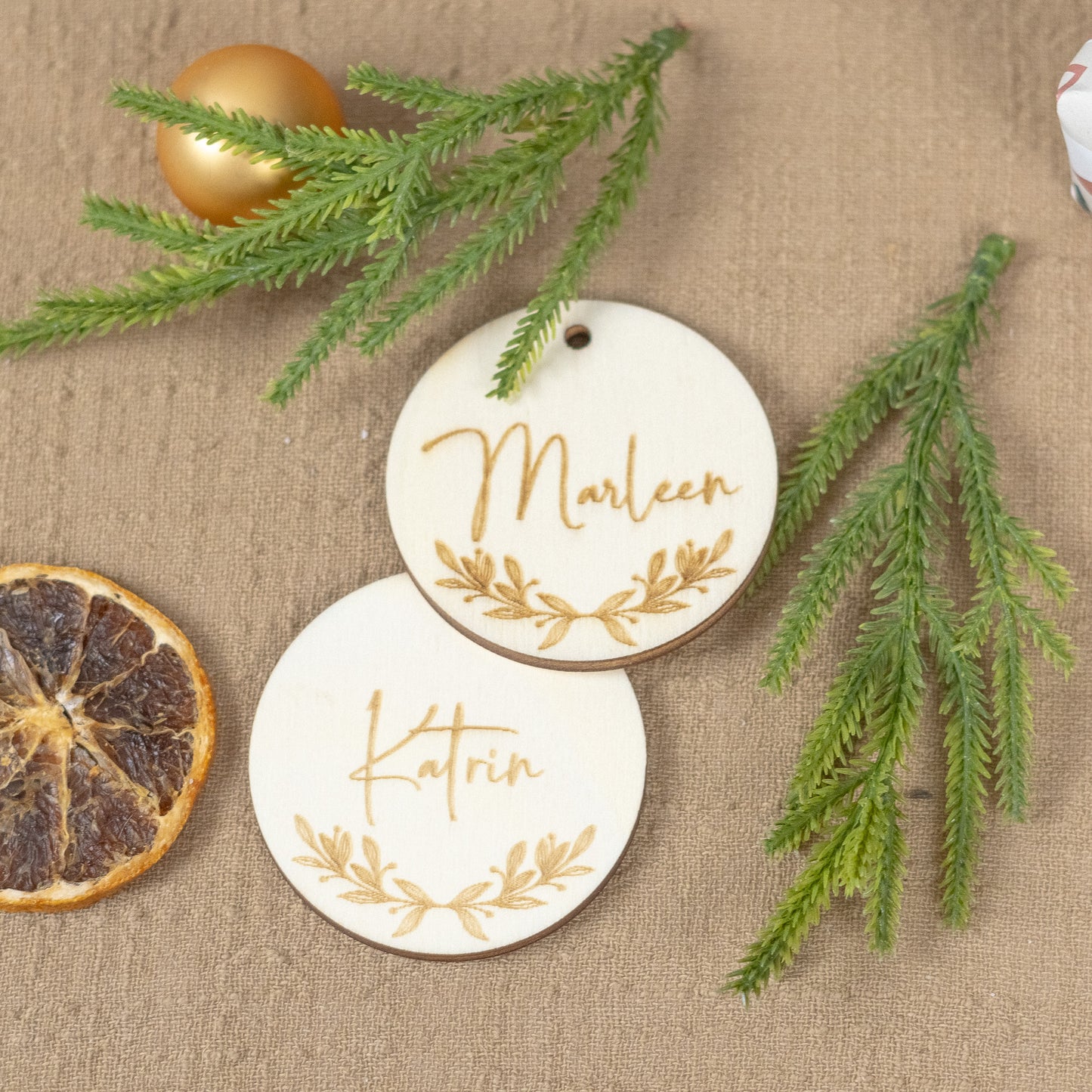 Geschenkanhänger personalisiert, rund aus Holz "Floral"