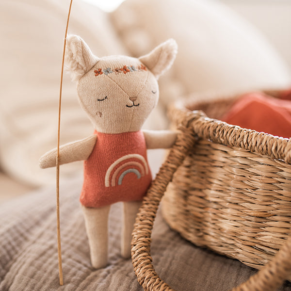 Babyrassel Lamm mit Regenbogenshirt aus Bio-Baumwolle - JULIBER MANUFAKTUR