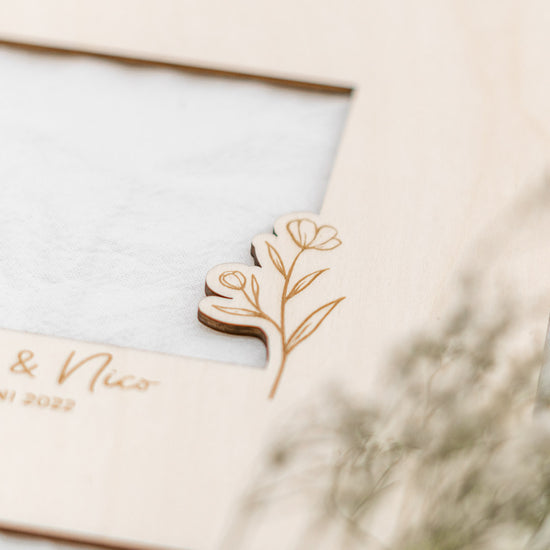 Bilderrahmen personalisiert zur Hochzeit aus Holz "Flower"