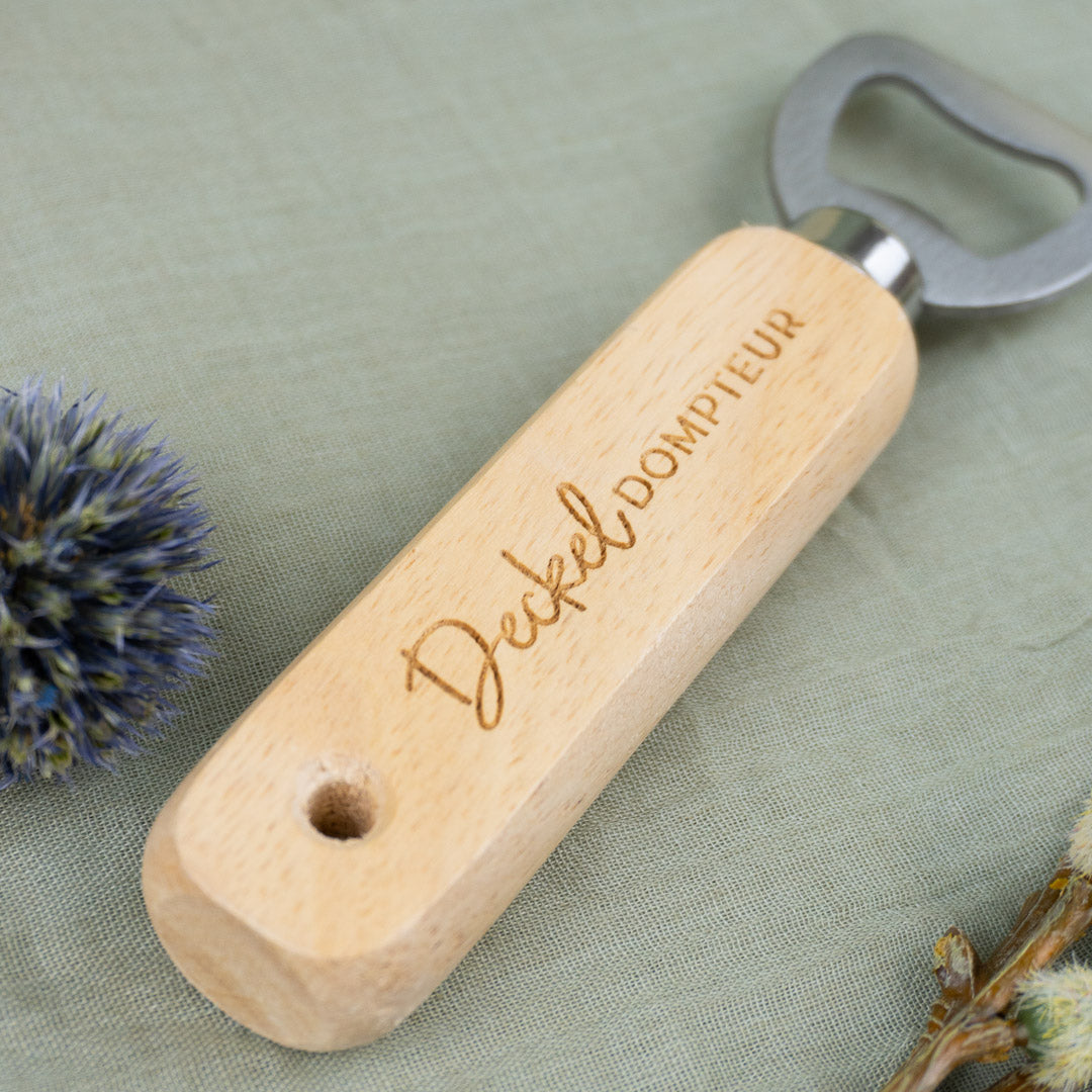 Flaschenöffner aus Holz mit Gravur "Deckel-Dompteur"