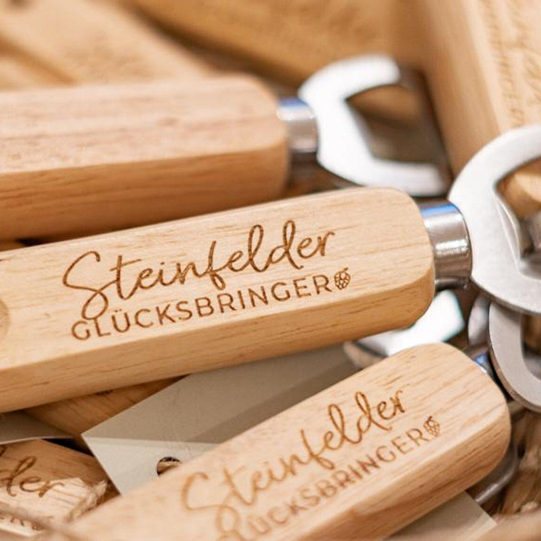 Flaschenöffner aus Holz mit Gravur "Steinfelder Glücksbringer"