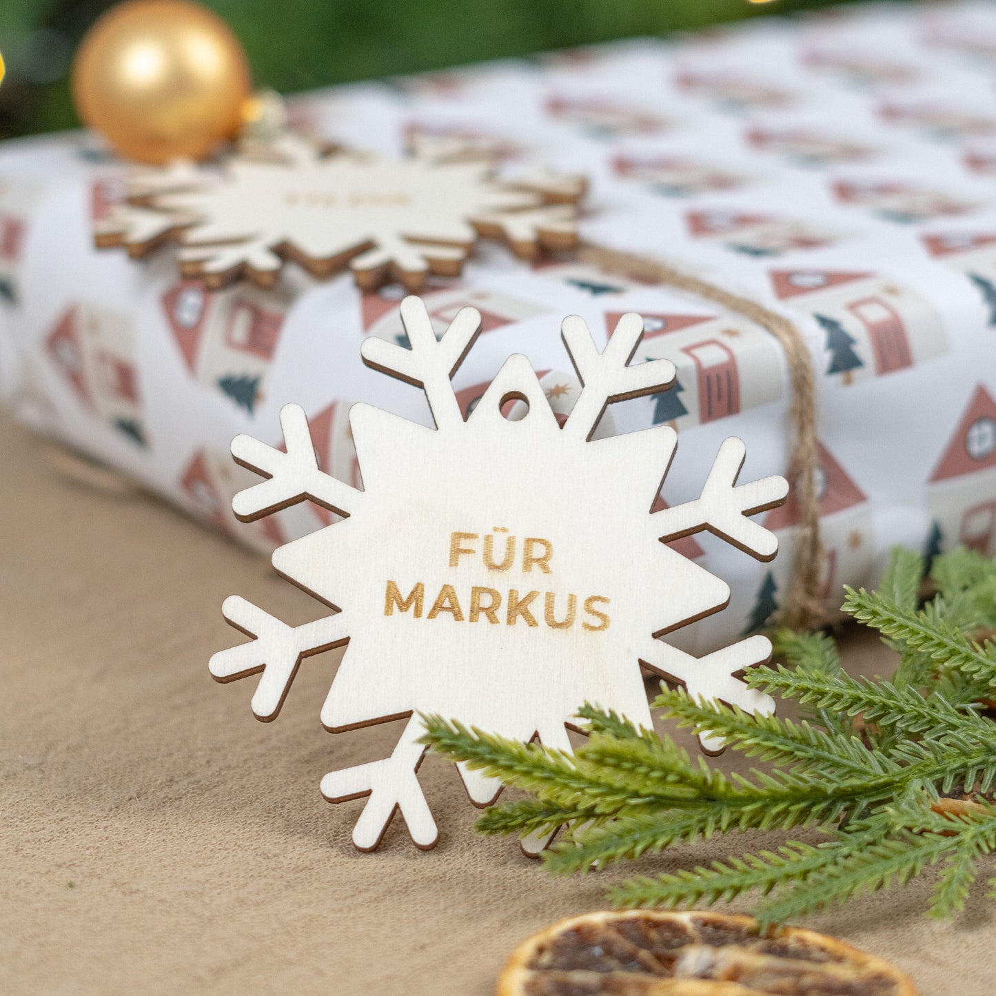 Geschenkanhänger Weihnachten personalisiert, aus Holz "Flocke"