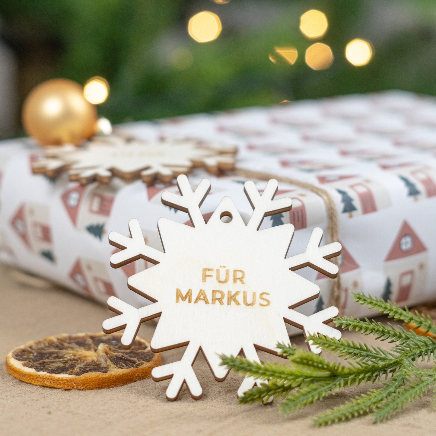 Geschenkanhänger Weihnachten personalisiert, aus Holz "Flocke"