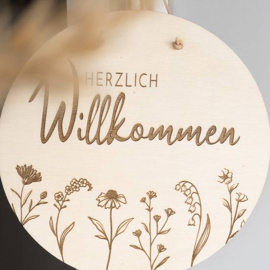 Türschild mit Spruch aus Holz "Herzlich Willkommen"