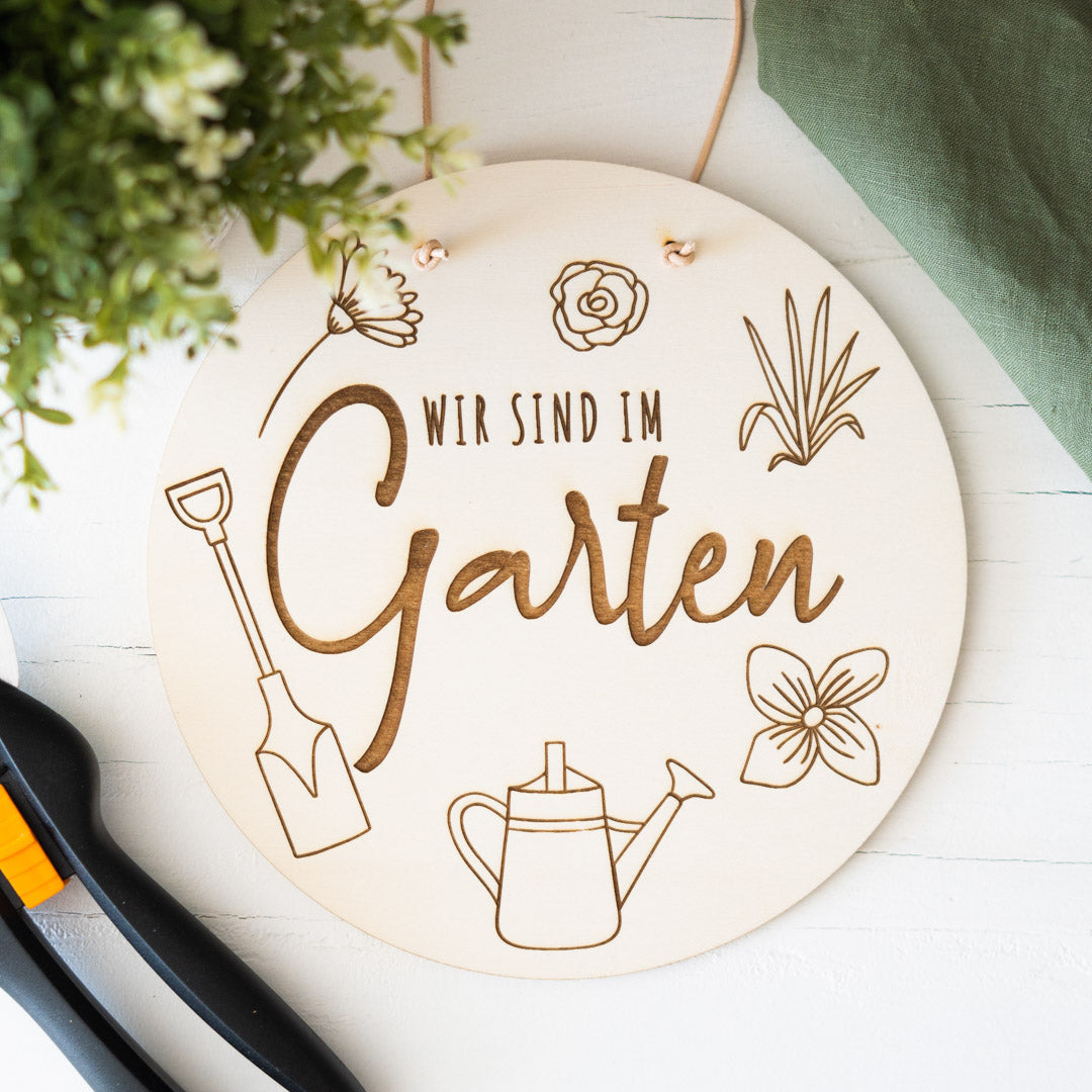 Gartenschild mit Spruch aus Holz "Wir sind im Garten"