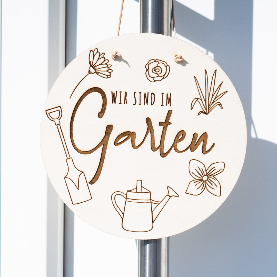 Gartenschild mit Spruch aus Holz "Wir sind im Garten"