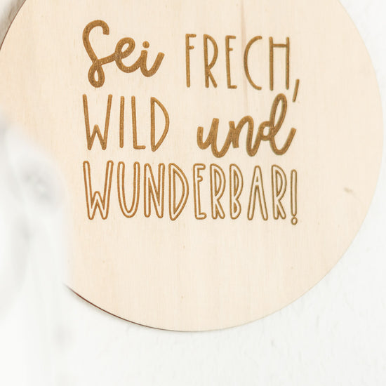 Holzschild Kinderzimmer mit Spruch "Sei frech, wild und wunderbar"