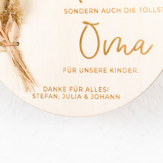 Holzschild personalisiert mit Trockenblumen zum Muttertag "Oma"