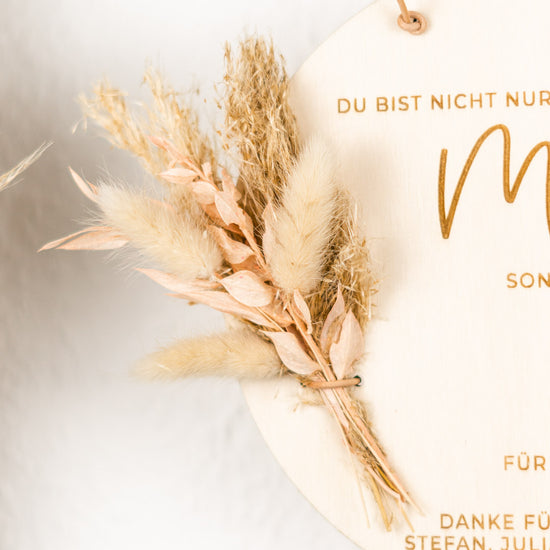 Holzschild personalisiert mit Trockenblumen zum Muttertag "Oma"