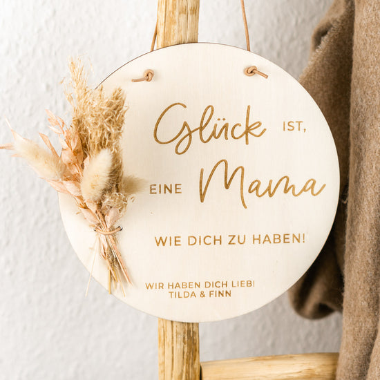 Holzschild personalisiert mit Trockenblumen zum Muttertag "Glück"