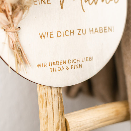 Holzschild personalisiert mit Trockenblumen zum Muttertag "Glück"