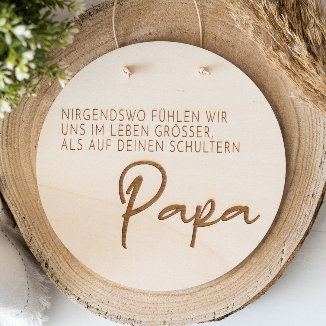 Holzschild Vatertag mit Spruch "Auf Papas Schultern" - JULIBER MANUFAKTUR