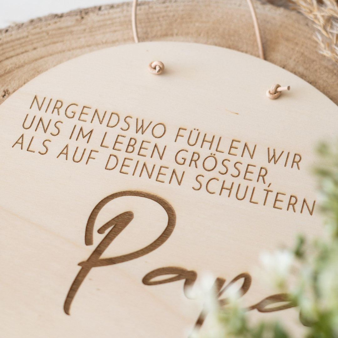 Holzschild Vatertag mit Spruch "Auf Papas Schultern" - JULIBER MANUFAKTUR