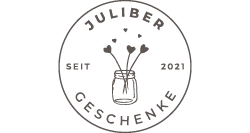 Du siehst das Logo des JULIBER GESCHENKE STORE in grau. Zu sehen ist der Schriftzug "JULIBER GESCHENKE SEIT 2021" in einem Kreis mit einem Glas in der Mitte aus dem Herzen kommen.