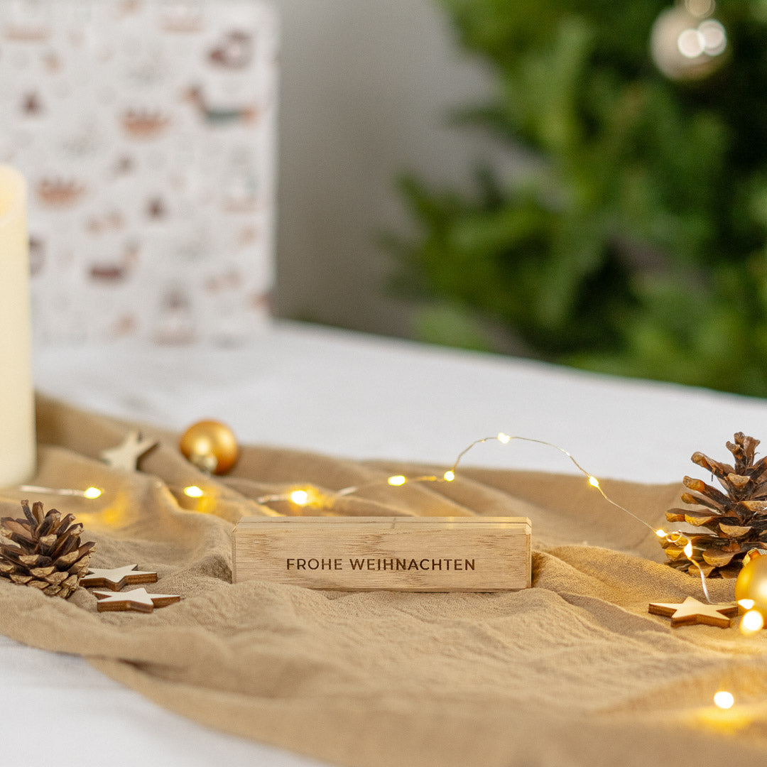 Postkartenhalter Weihnachten aus Eichenholz mit Gravur "Frohe Weihnachten"