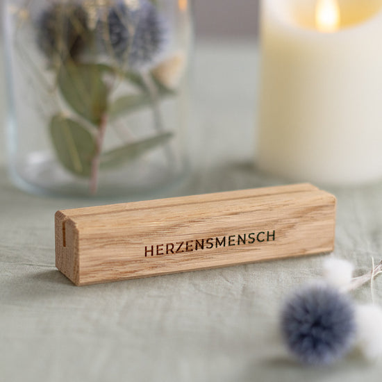 Postkartenhalter aus Eichenholz mit Gravur "Herzensmensch"