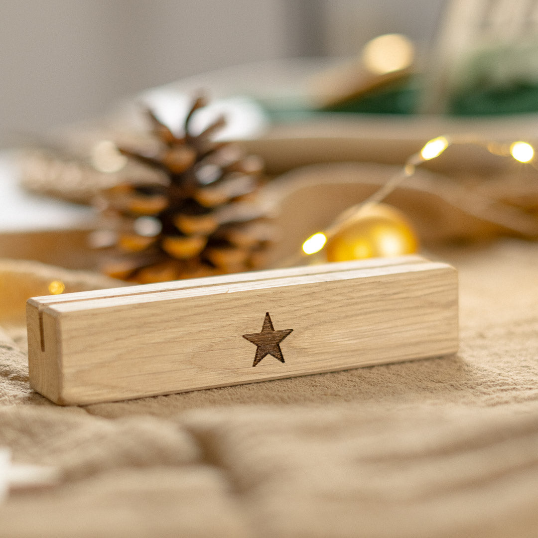 Postkartenhalter Weihnachten aus Eichenholz mit Gravur "Stern"