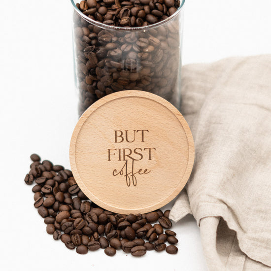 Vorratsglas mit Holzdeckel und Gravur "But first Coffee"