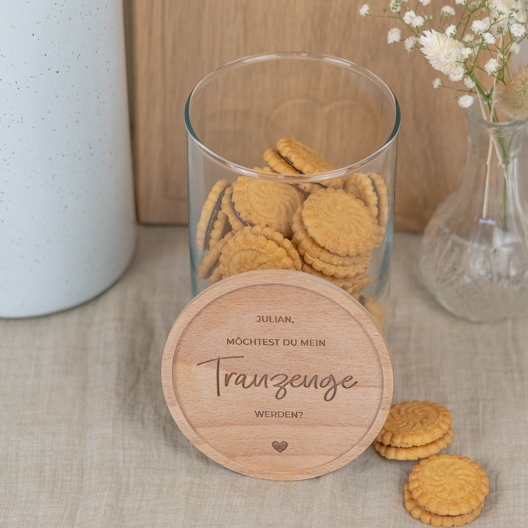 Keksdose personalisiert aus Glas mit Holzdeckel "Trauzeugen fragen"